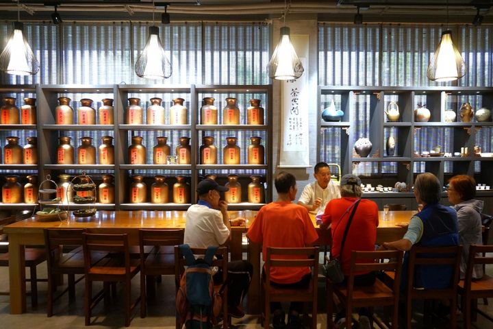 隨緣茶人文藝術園區創辦人邱國雄常常會親自泡茶,與來訪的旅客以茶會友。 圖:隨緣茶空間/提供