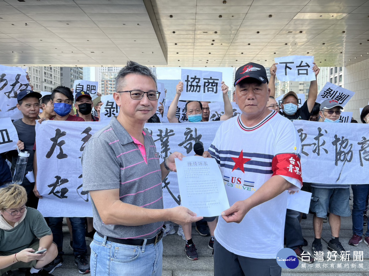 果菜運銷公司總經理余家彥(左)接公會理事長王耀寬(右)的陳情書。