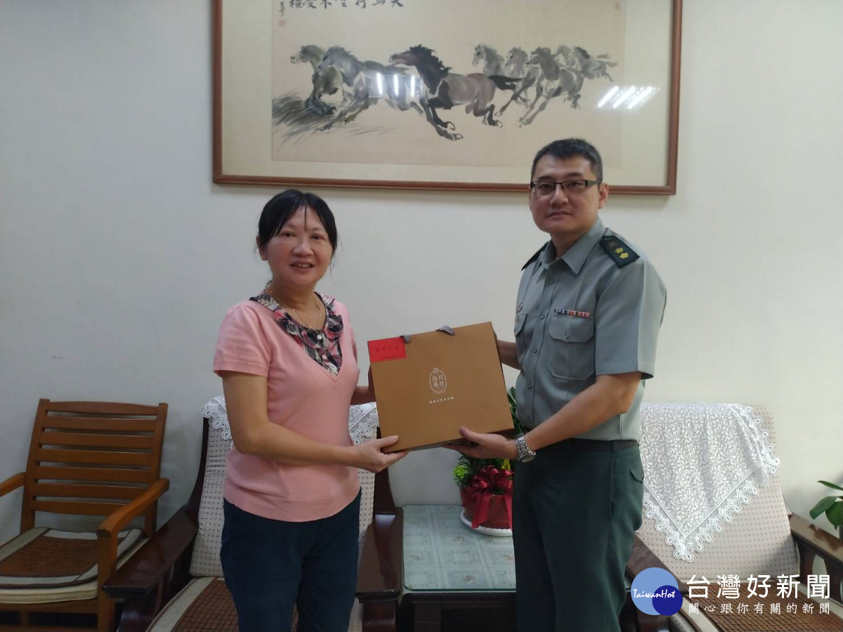 國軍嘉義財務組組長葉俊顯前往拜會榮服處處長許淑菁／陳致愷翻攝