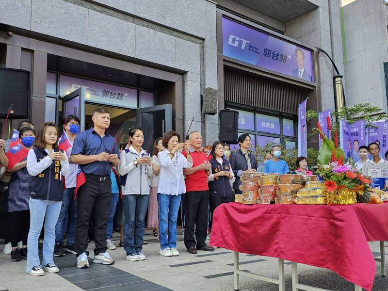 郭台銘苗栗連署總站今成立,前縣長徐耀昌(前排紅衣者)拜拜祈求順利。中央社