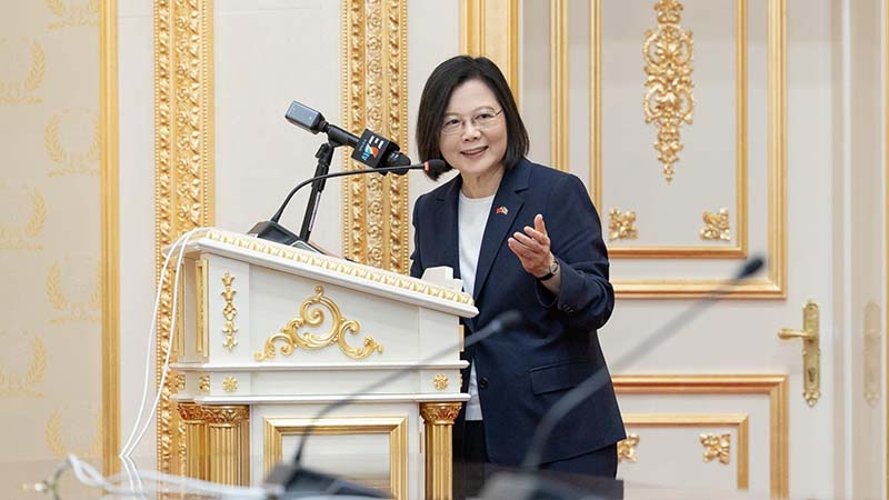 行政院通過《最低工資法》草案後,蔡英文總統表示基本工資明年調為2萬7470元,過去蔡英文主張基本工資達3萬的政見確定跳票。圖/引自蔡英文臉書