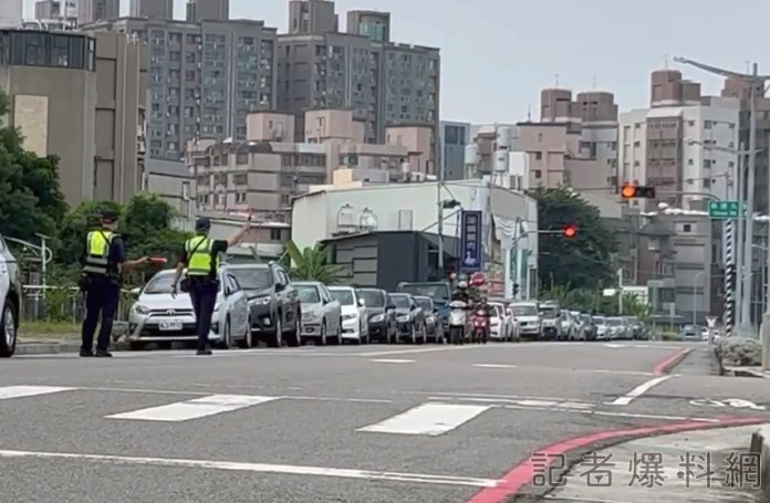 警取締閃光紅燈未停車輛 民眾不滿質疑找碴 60 2 7 | 社會 社會 記者爆料網