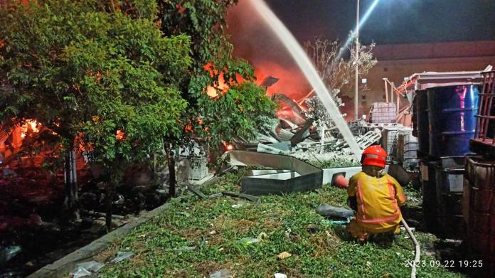 屏東高球設備廠灌救過程2度爆炸釀死傷 疑關鍵化學藥劑與水發生 劇烈反應爆炸 58 化學藥劑 工廠爆炸 屏東