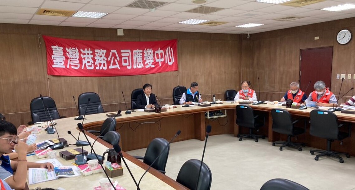 交通部祁文中次長親赴高雄港應變中心 指示天使輪抽油完成後之其他後續處置作為