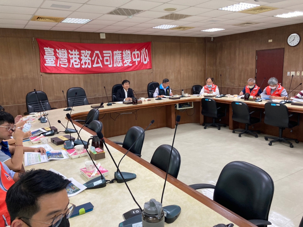 祁文中次長親赴應變中心指示天使輪殘油抽除後之後續相關作為(圖：臺灣港務公司)