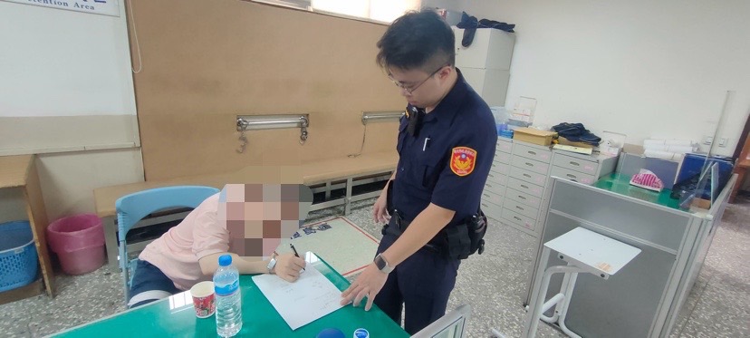 警員林子齊以紙筆循循善誘