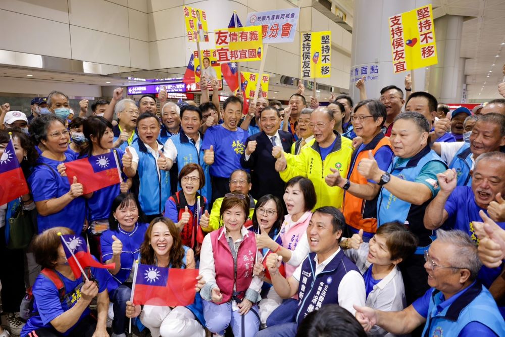 《圖說》國民黨總統參選人侯友宜訪美行程圓滿結束，今日清晨返抵國門，數百位鄉親手舉國旗及歡迎布條。〈侯競辦提供〉