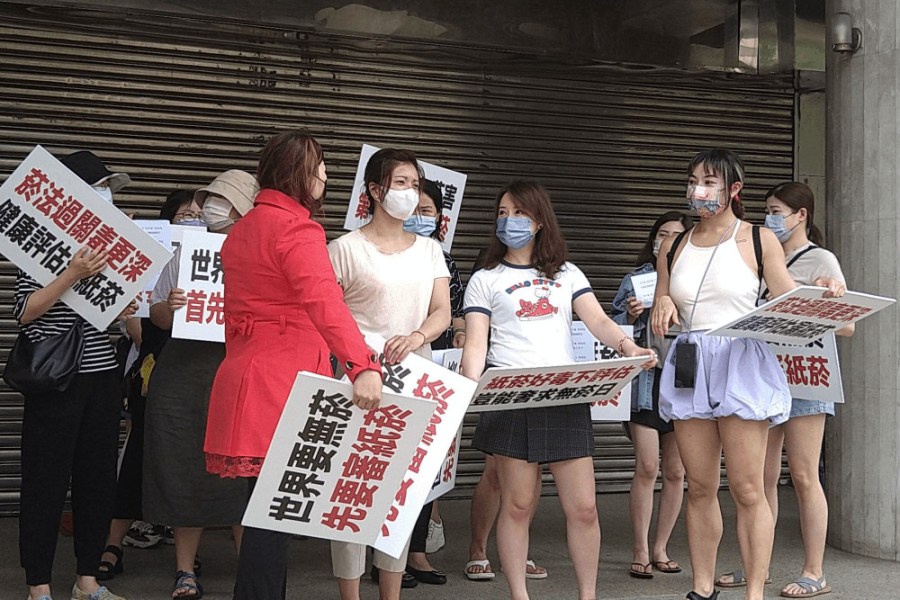 質疑審加熱菸比審救命藥快 立委、董氏要求衛福部專案報告 209 照片來源:爆料公社公開版翻拍