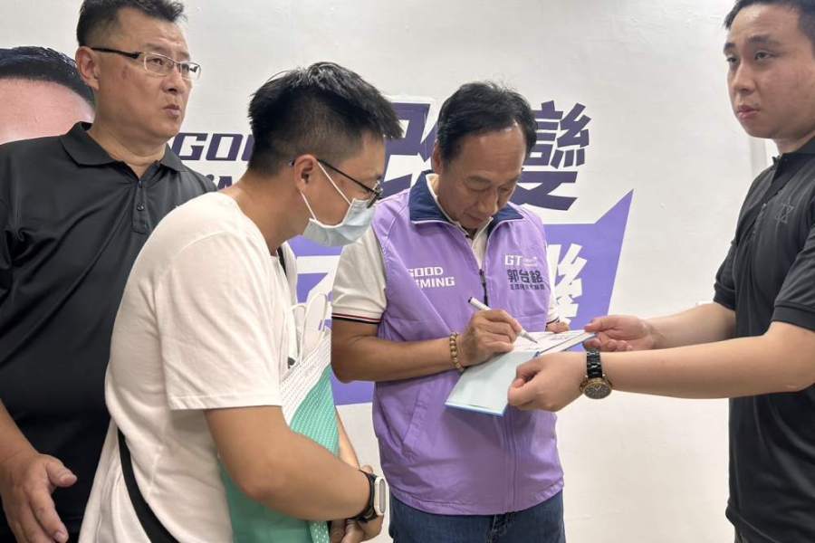 徐耀昌用政治生命力挺遭鍘 郭台銘:用實際行動回報苗栗鄉親 218 郭台銘