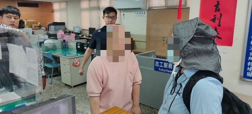 母領唐氏兒回家，向待民如親為民服務的員警一再表達感謝之意。（記者張艷君 翻攝）