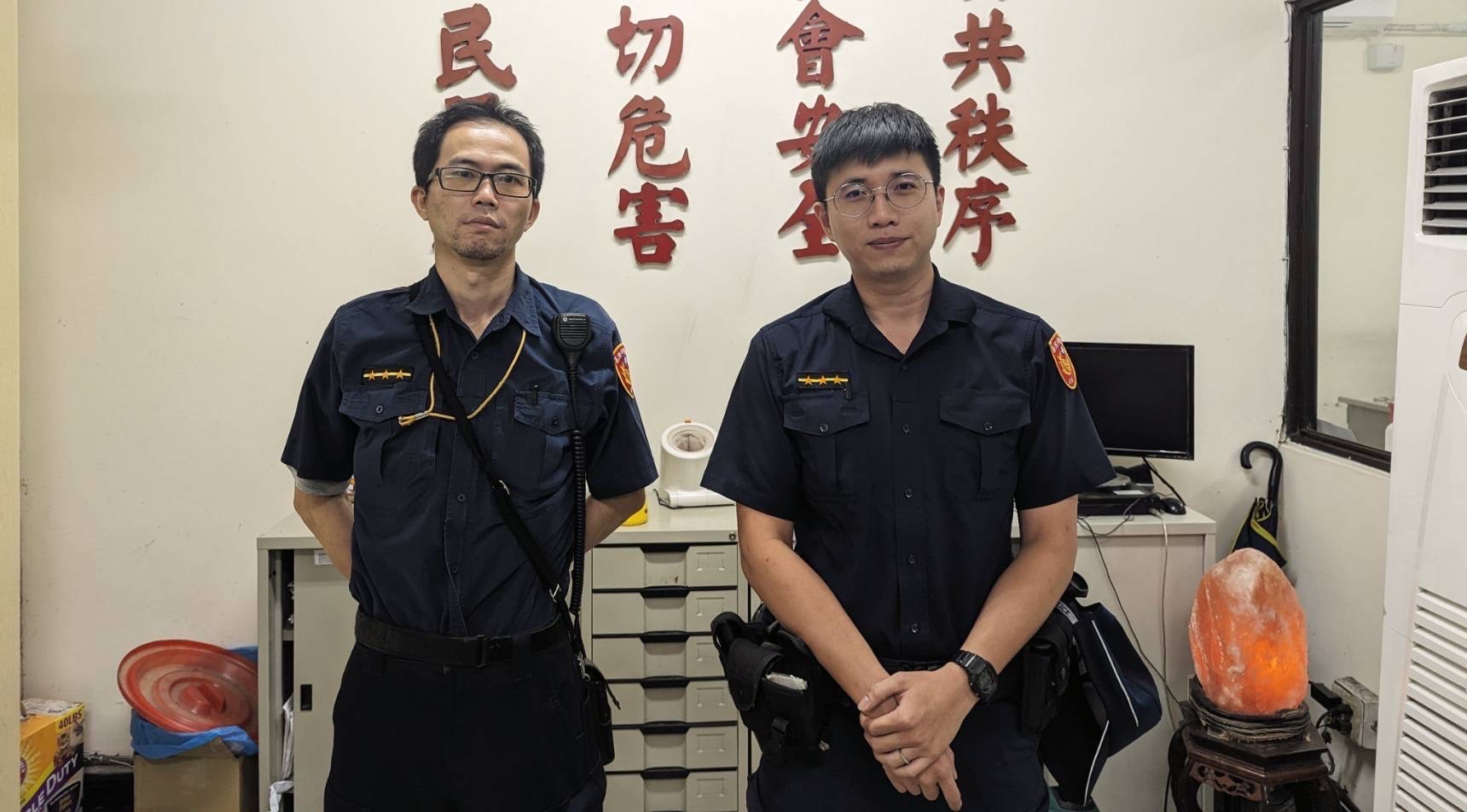 基隆市警察局第四分局安定派出所警員陳賢至(左)、葉宗樺(右)。(記者薛秀蓮翻攝)