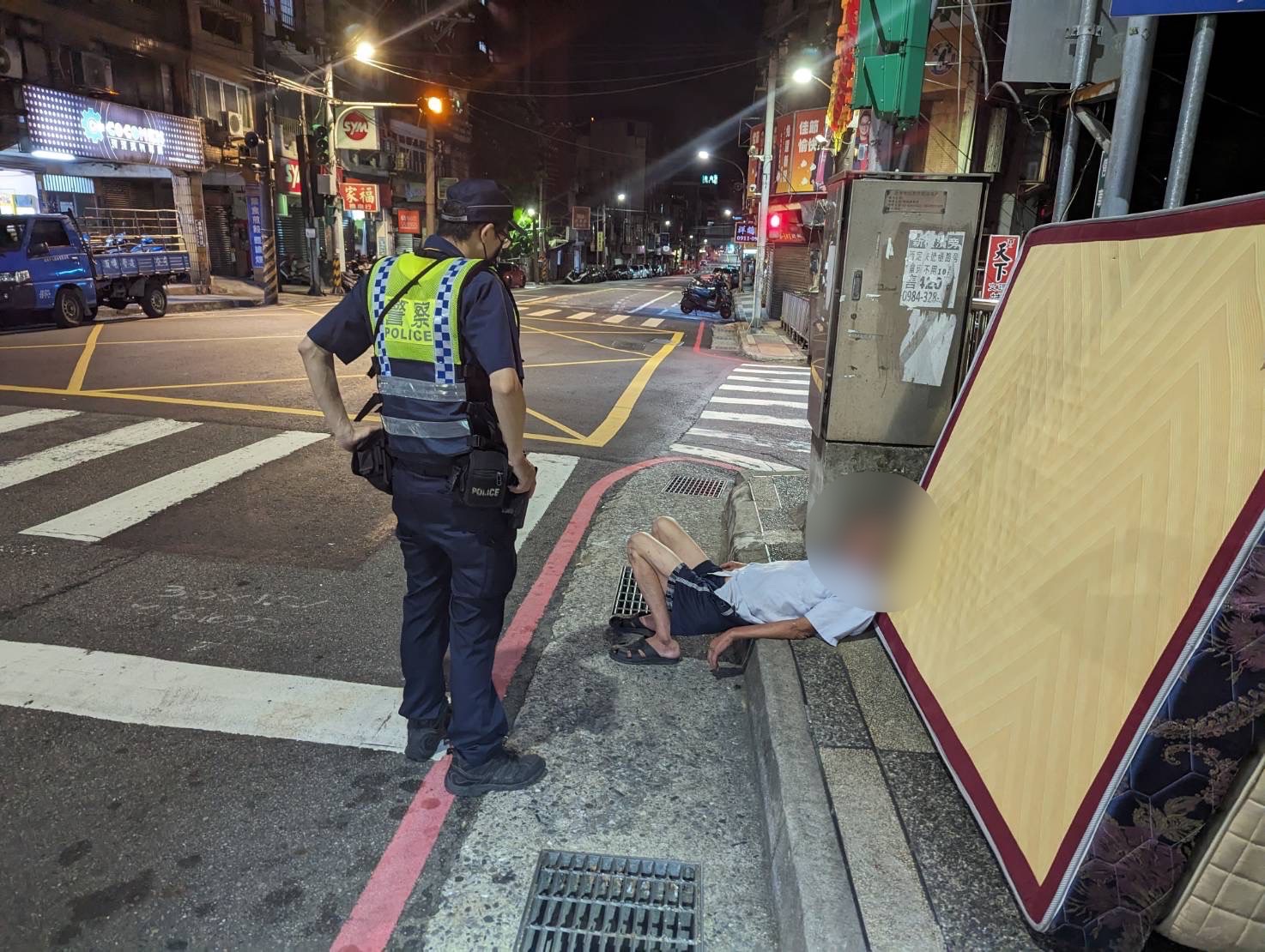 「拍謝!我不小心睡著了」男醉酒睡倒路旁 基暖警護送安全返家)。(記者薛秀蓮翻攝)
