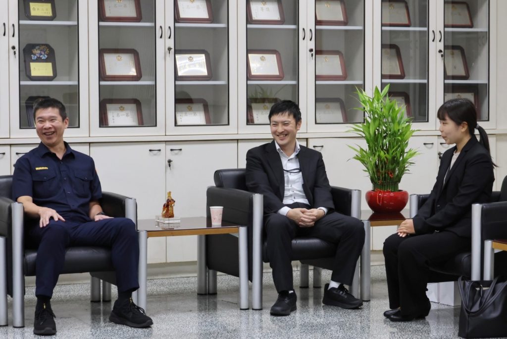 領事室主任神谷紳代表協會親赴三重分局致謝。(記者宋紹誠翻攝)