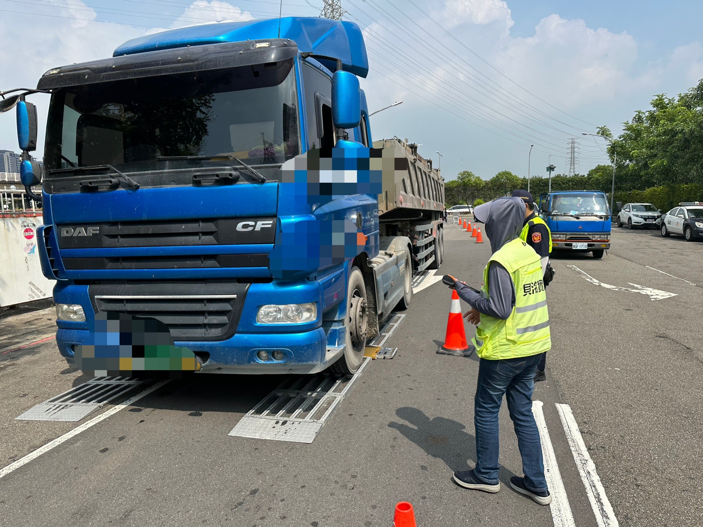 中和警分局在環河西路3段與永和路口(單行道往橋和路方向)等熱點執行取締大型車輛交通違規勤務。(圖/中和分局提供)