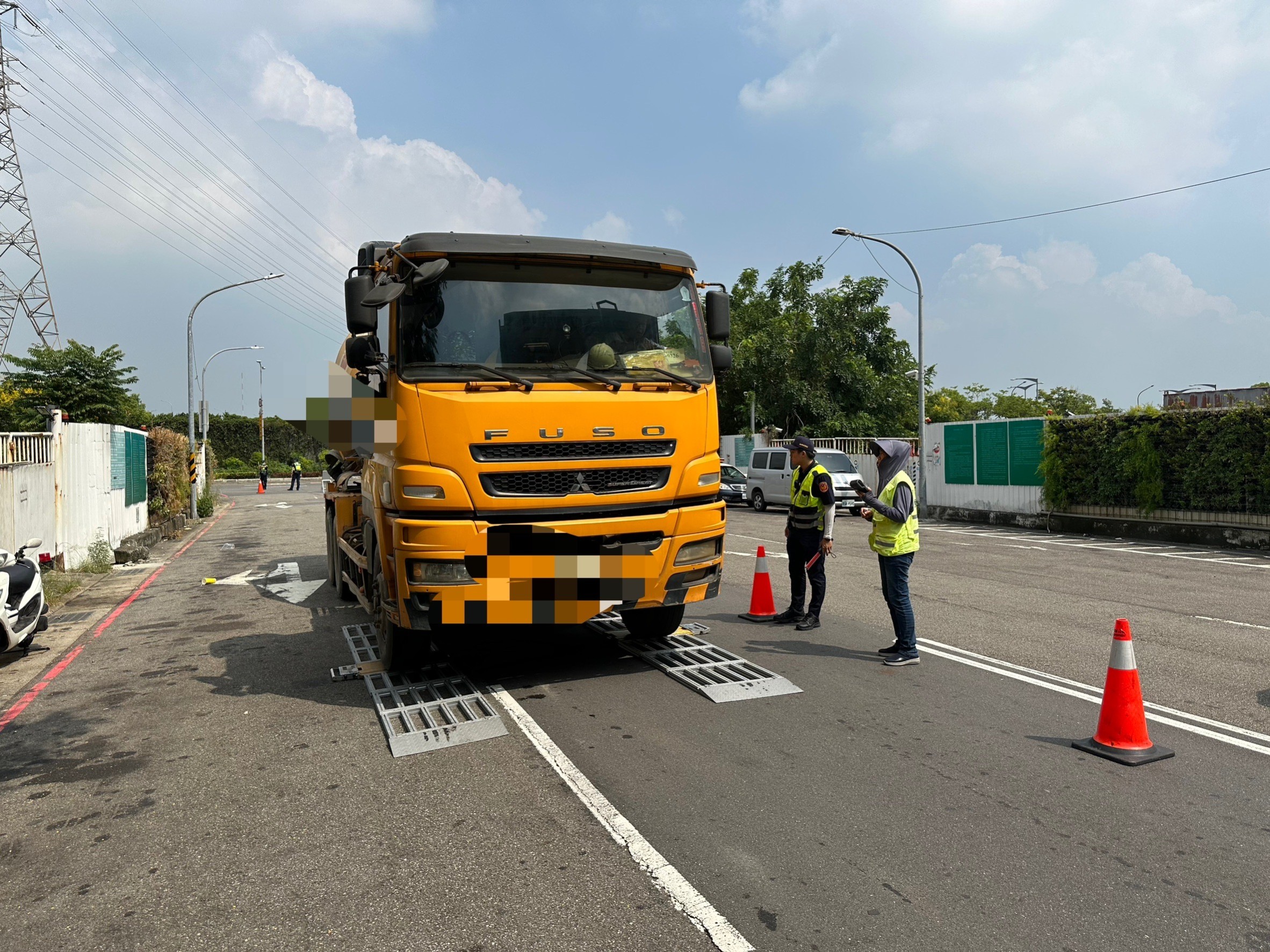 中和警分局在環河西路3段與永和路口(單行道往橋和路方向)等熱點執行取締大型車輛交通違規勤務。(圖/中和分局提供)