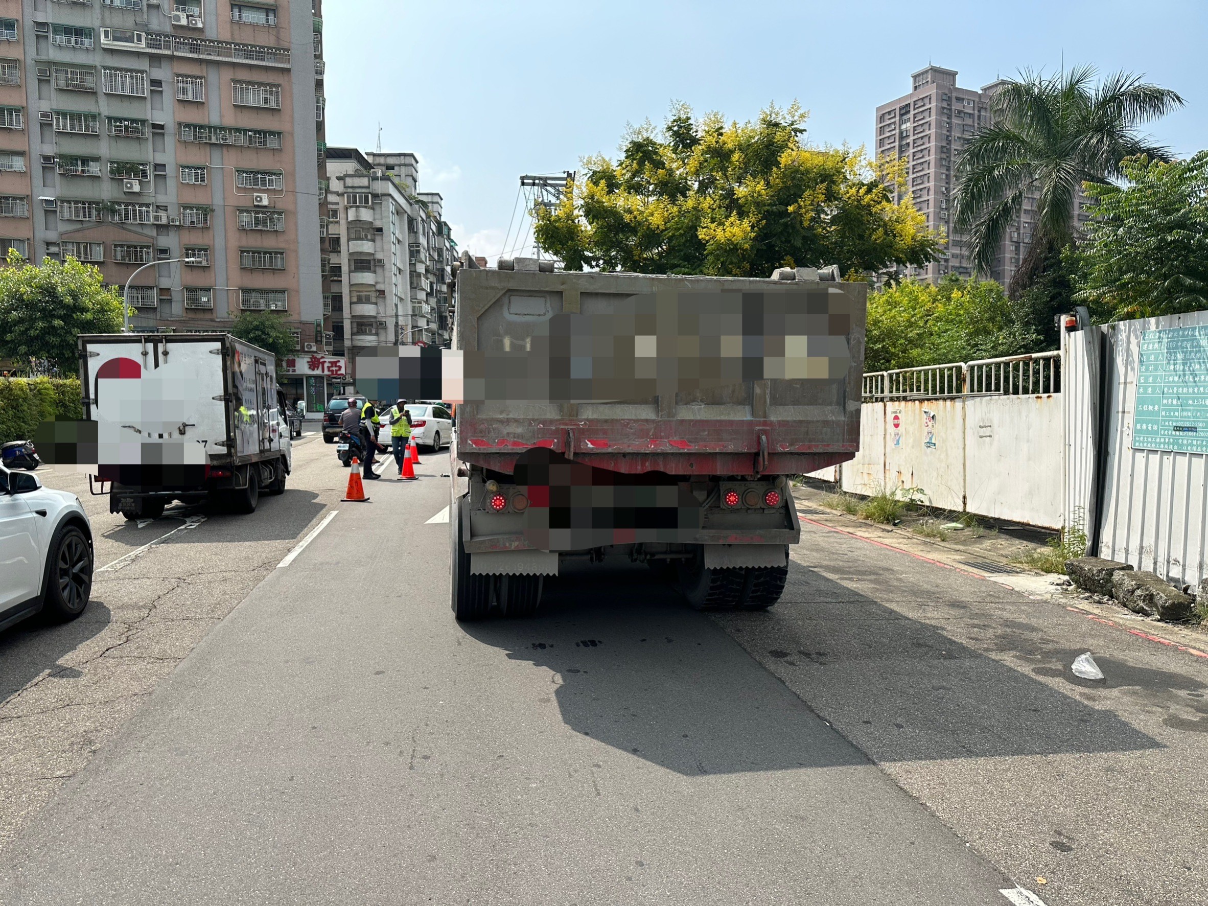 中和警分局在環河西路3段與永和路口(單行道往橋和路方向)等熱點執行取締大型車輛交通違規勤務。(圖/中和分局提供)