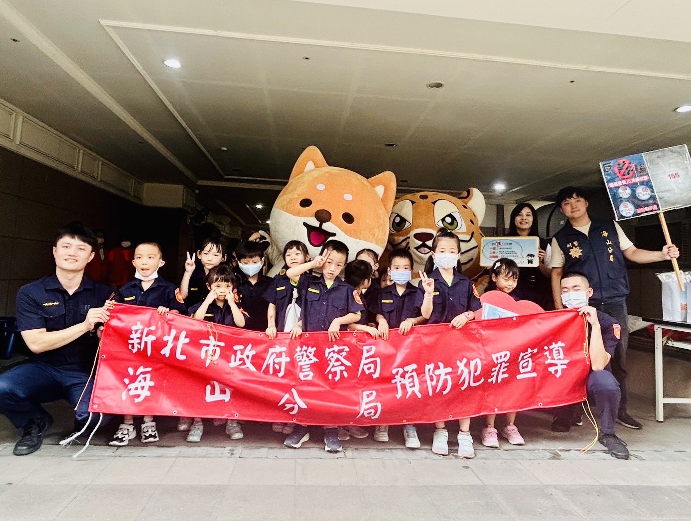 新北警局辦體驗營作犯罪預防宣導。（記者徐煜勝翻攝）