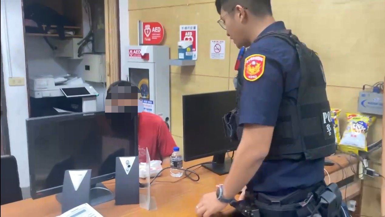 員警聯絡了男子的家人，提供他熱食和飲用水，然後將他帶回派出所等待家人接回。（圖/記者江雁武翻攝）