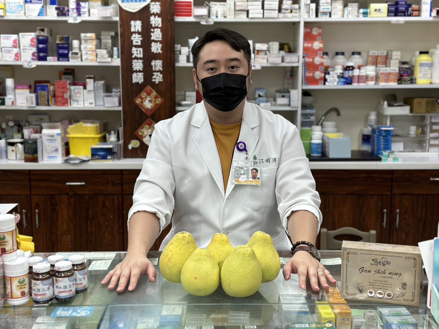 中秋吃文旦,潛藏的危機,網紅「你家隔壁的那個藥師」告訴你注意事項。(照片/網紅「你家隔壁的那個藥師」提供)