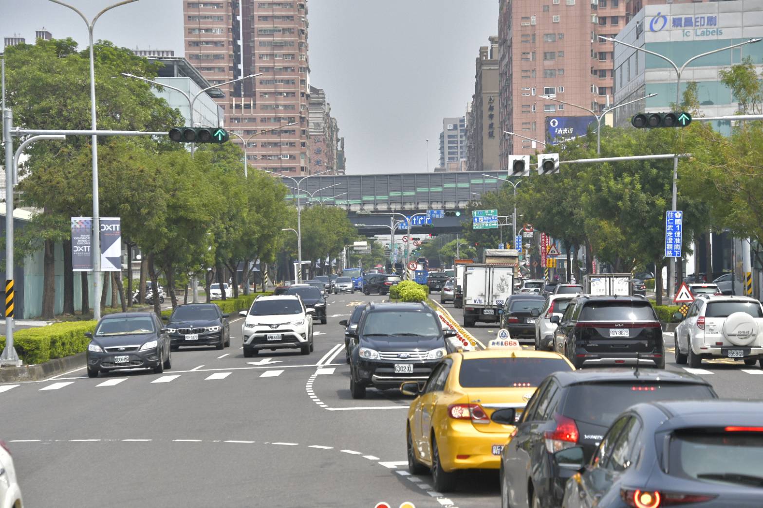 民族一路與菜公一路口增設左轉專用道 提升行車安全