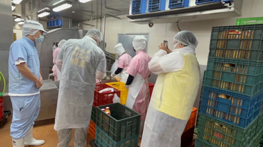   《圖說》新北市衛生局積極查核進口蛋品流向，昨日再次前往轄內「永成蛋品」、「吳記蛋品」及「勝翔蛋品」稽查。〈衛生局提供〉