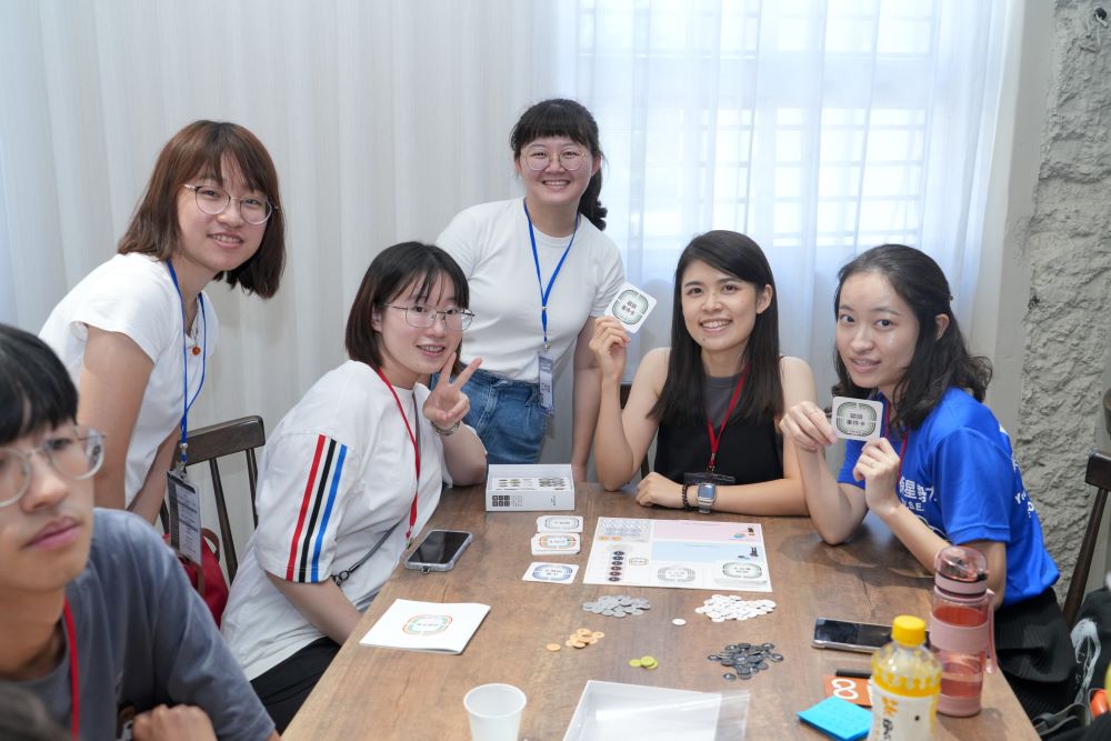 《圖說》青年們透過桌遊「The Net Zero Game 2050淨零賽局」探討如何做出永續選擇。〈環保局提供〉