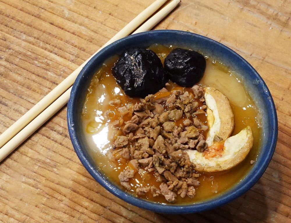 《圖說》臺灣國民美食「碗粿」,完全看不出來是由蠟燭製作,幾可亂真的蠟燭工藝品,讓人忍不住食指大動。〈青年局提供〉