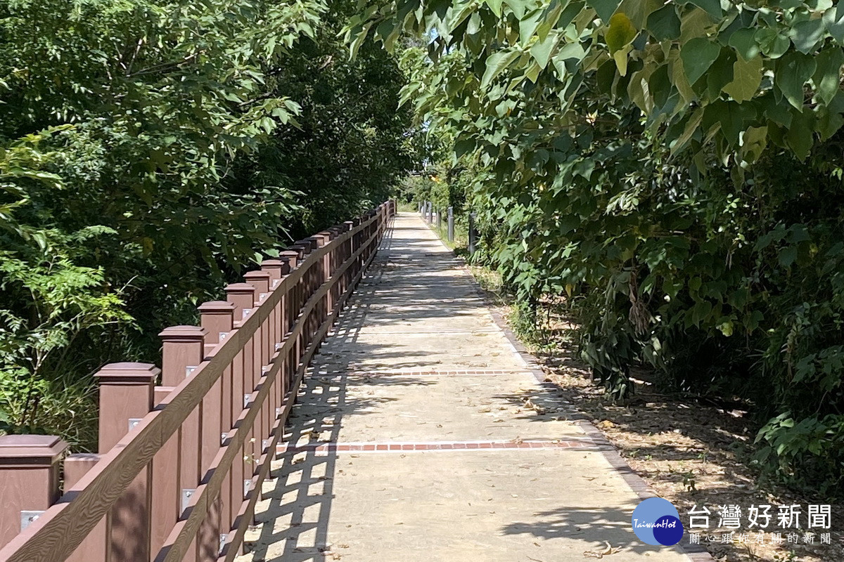 兼具生態景觀休閒共融,新屋區東勢埤環湖步道完工。