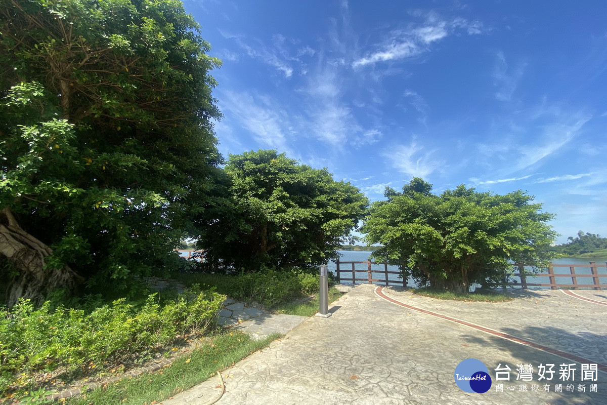 兼具生態景觀休閒共融,新屋區東勢埤環湖步道完工。