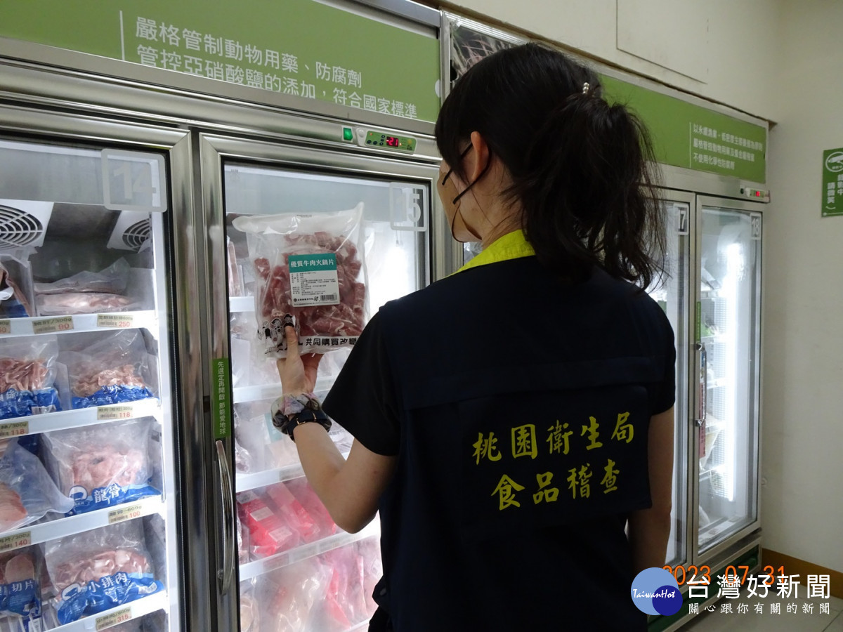 衛生局至超市賣場抽驗中秋應景食品。