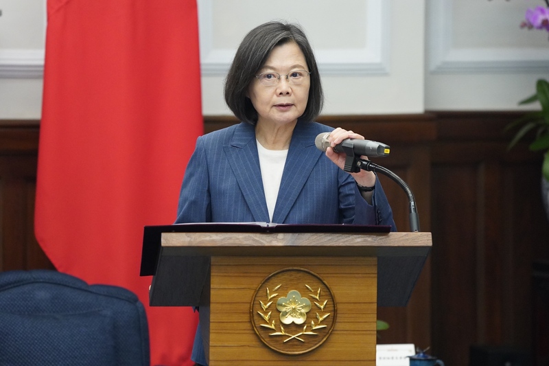 總統蔡英文在總統府接見「第61屆十大傑出青年當選人暨國際青年商會中華民國總會陪同人員」後趕赴屏東關心屏東工廠大火狀況。中央社
