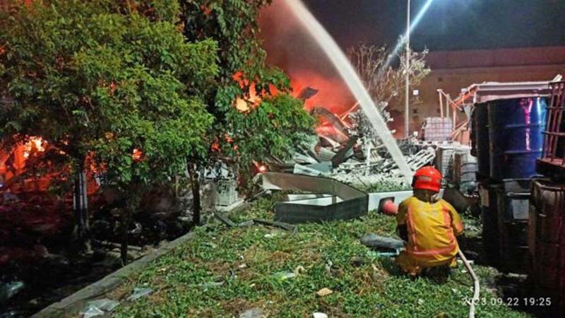 大火延燒且爆炸,現場不得進得消防隊員只能從場外噴水灌救。 圖/引自爆料公社