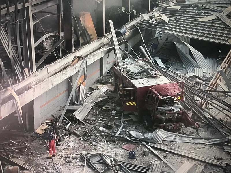 明揚國際22日的爆炸案,威力之大連廠房前面的消防車,都被炸成廢鐵。圖/消防局提供