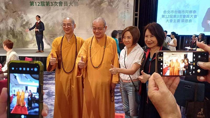 于美人(右2)以無黨籍身份參選中正萬華區立委,勤跑基層的她,藉由努力,民調已逐漸攀升。日前「台南同鄉會」在台北辦活動,于美人出席並與淨耀法師、大慧法師合影。圖/引自于美人臉書