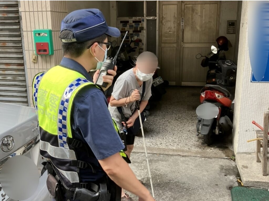 ▲圖說:員警化身白手杖,協助視覺障礙婦人返家 (圖/台中市政府提供)