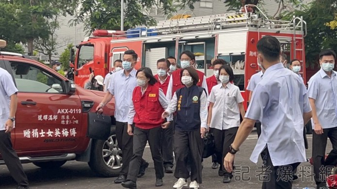 (更新影片)屏東高爾夫球具工廠火警百人死傷 總統蔡英文親赴現場慰問致哀 54 蔡英文,屏東,慰問