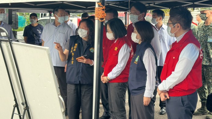 (更新影片)屏東高爾夫球具工廠火警百人死傷 總統蔡英文親赴現場慰問致哀 53 蔡英文,屏東,慰問