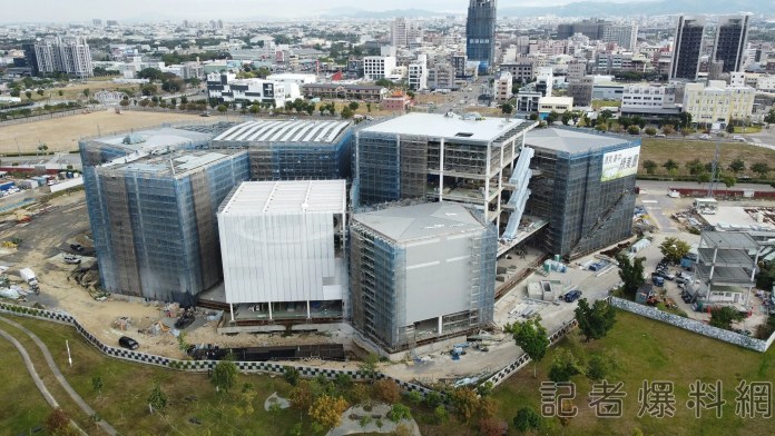 (更新)越籍工人從綠美圖工地高處墜落 傷重不治 55 台中綠美圖。記者爆料網
