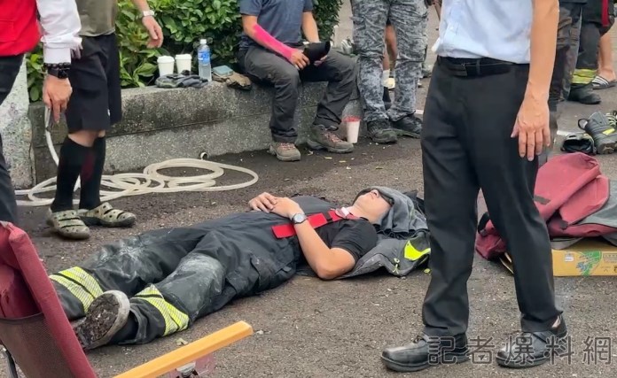 屏東明揚國際公司工廠大火悶燒近1天 消防員連夜打火累到躺地休息 54 消防員,連夜打火,躺地休息