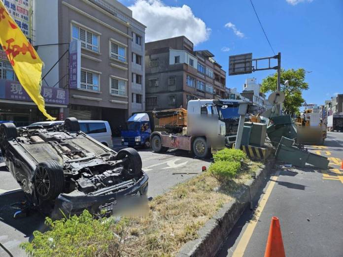 聯結車撞翻自小客車撞毀變電箱 駕駛輕傷 61 | 社會 社會 記者爆料網