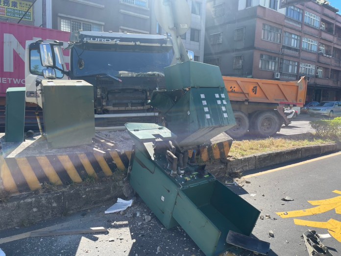 聯結車撞翻自小客車撞毀變電箱 駕駛輕傷 59 | 社會 社會 記者爆料網