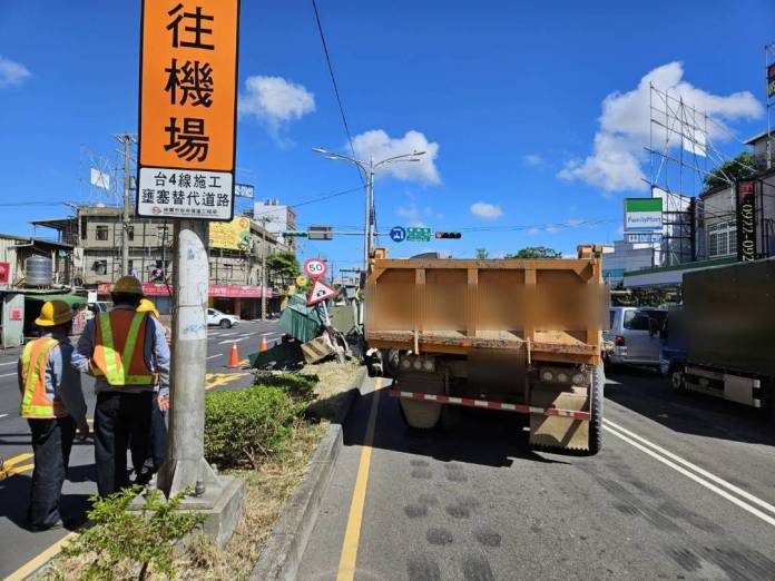 聯結車撞翻自小客車撞毀變電箱 駕駛輕傷 60 | 社會 社會 記者爆料網