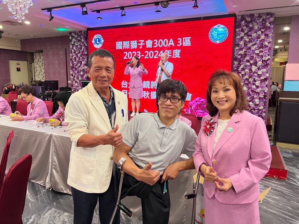 親親獅子會會長陳月娥(右)舉辦擴大月例會中秋晚會邀請特別嘉賓,邱文彬(左)、張忠義(中) 。