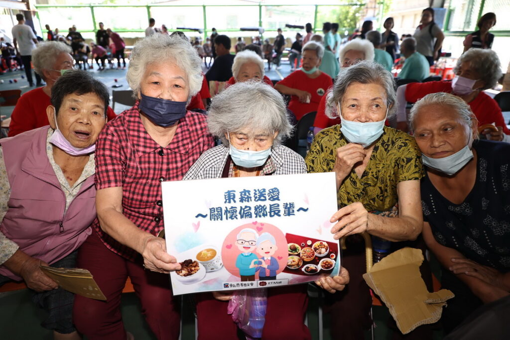 ▲南澳在地長輩收到東森物資都很開心