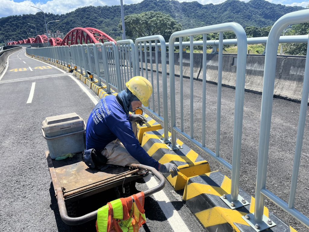 新北市長侯友宜指示三鶯大橋施工團隊,務必在通車前夕嚴格檢視各項設施設備,讓明天通車安全無虞。(圖/新北市政府提供)