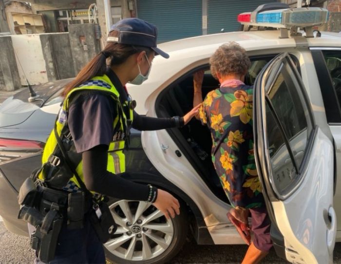 失智婦徘徊街頭 二崙警護送返家