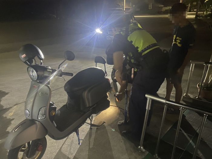 機車沒了胎壓寸步難行 莿桐警助民解難題