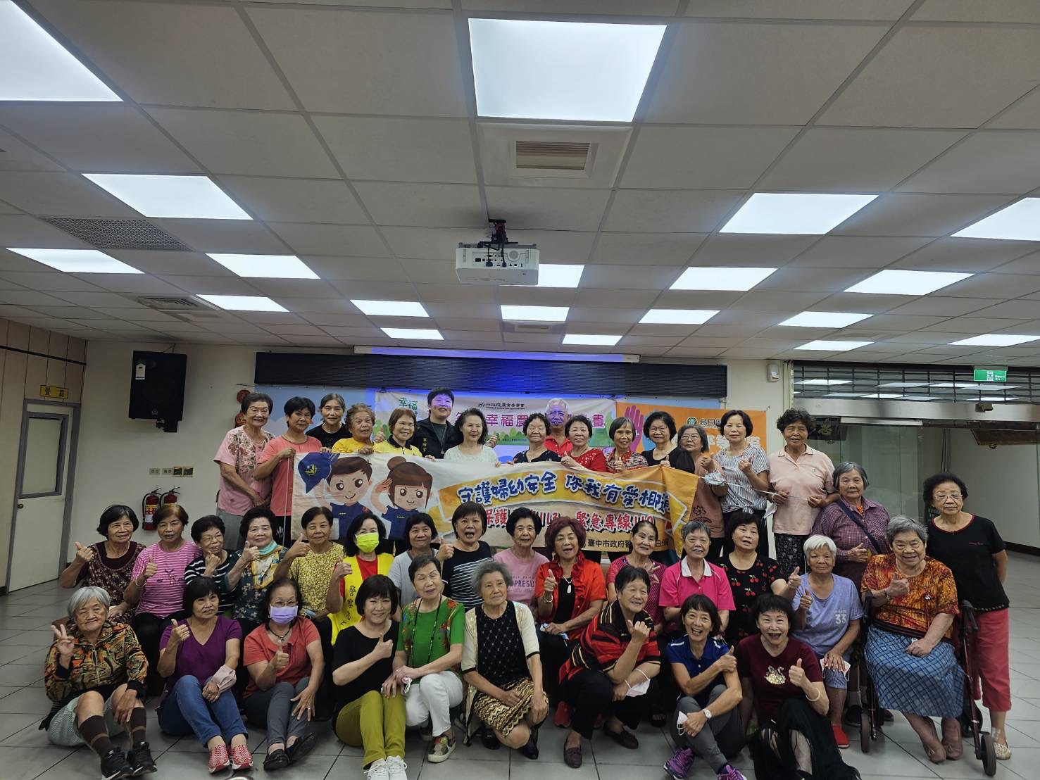 烏日分局家防官張雅惠這次她特地參加了烏日農會歌唱班，以歌聲的方式宣導婦幼安全。（圖/記者江雁武翻攝）