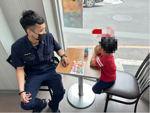 員警買一瓶多多給男童飲用安撫情緒。(記者宋紹誠翻攝)