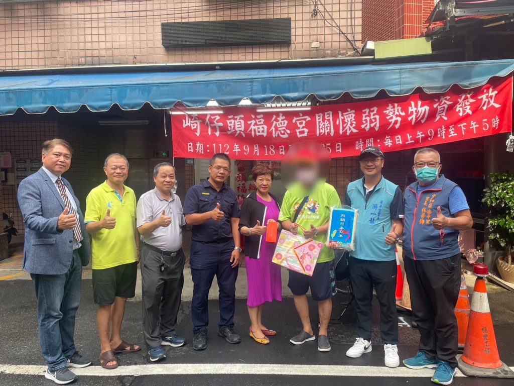 將至中秋佳節，新北警中和分局安平派出所所長與轄內里長、警友站團長及議員等老人等弱勢族群地方仕紳共同送暖（記者張艷君翻攝） 